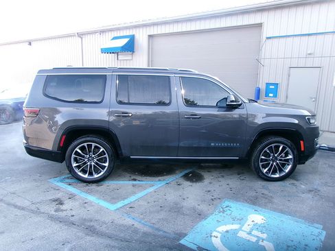 Used 2023 Jeep Wagoneer Series III w/ Premium Group I image 7