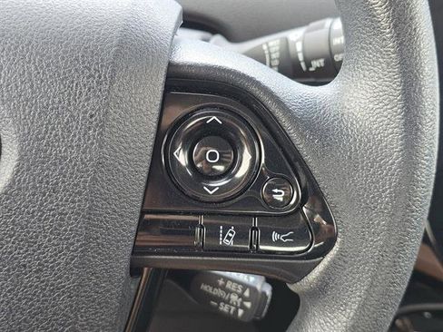 Used 2021 Toyota Prius LE image 18