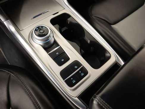 Used 2022 Ford Explorer XLT w/ Equipment Group 202A image 9