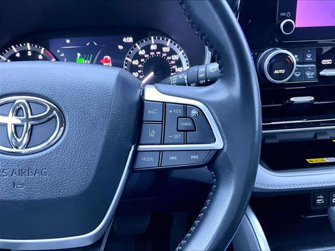 Used 2023 Toyota Highlander XLE image 25