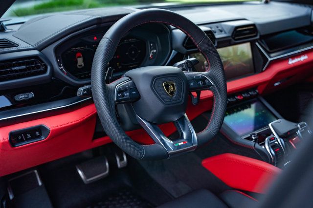 Used 2025 Lamborghini Urus SE AWD/4WD image 27