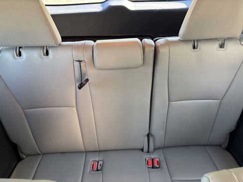 Used 2023 Toyota Highlander XLE AWD/4WD image 17
