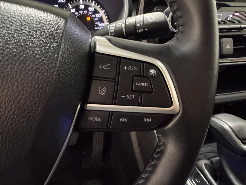 Used 2023 Toyota Highlander XLE AWD/4WD image 16