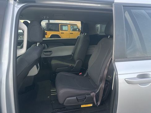 Used 2022 Kia Carnival LX image 14