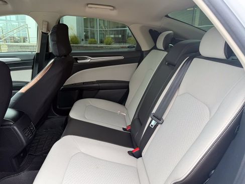 Used 2019 Ford Fusion SE w/ Equipment Group 151A FWD image 13