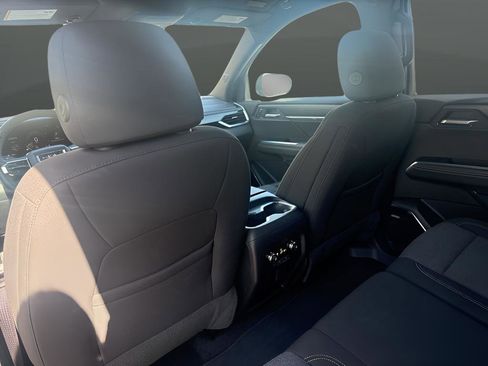 Used 2025 GMC Acadia Elevation image 29