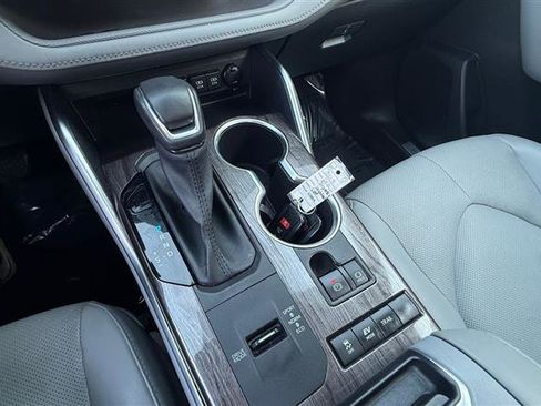 Used 2021 Toyota Highlander Limited image 38