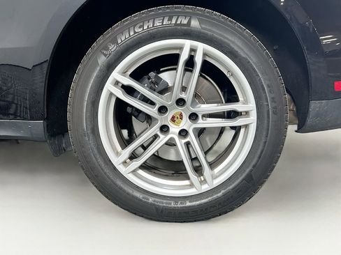 Certified 2025 Porsche Macan AWD/4WD image 33