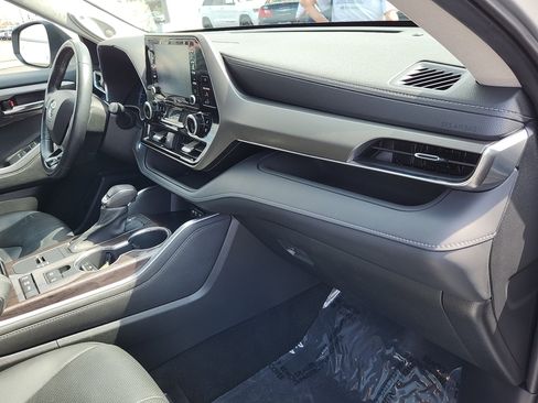Certified 2021 Toyota Highlander Limited AWD/4WD image 34