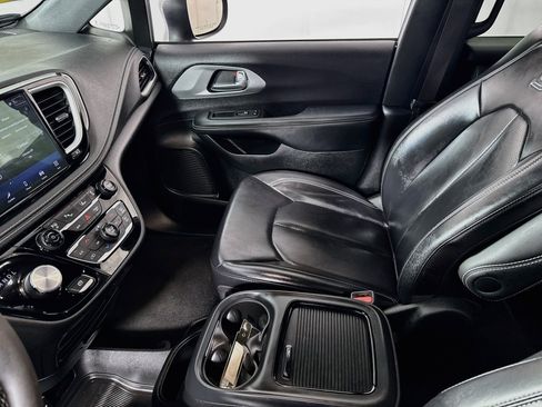 Used 2023 Chrysler Pacifica Touring-L w/ S Appearance Package FWD image 23