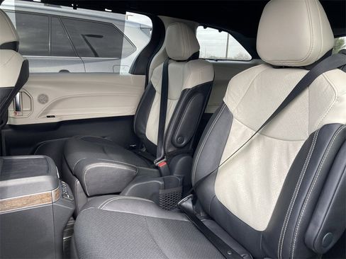 New 2026 Toyota Sienna Platinum image 10