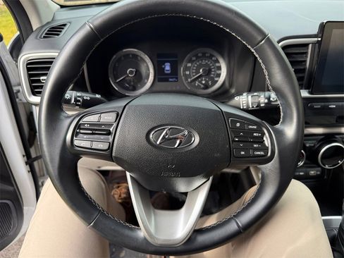 Used 2022 Hyundai Venue SEL image 15