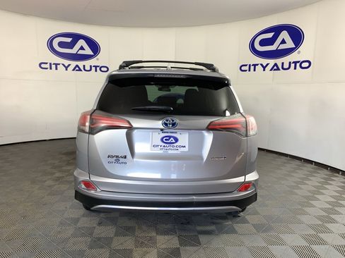 Used 2018 Toyota RAV4 LE image 4