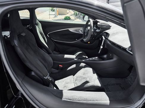 Used 2024 McLaren Artura RWD image 23