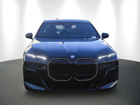 Used 2026 BMW 750e xDrive w/ Premium Package AWD/4WD image 2