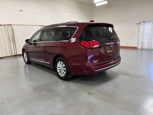 Used 2019 Chrysler Pacifica Touring-L FWD image 6