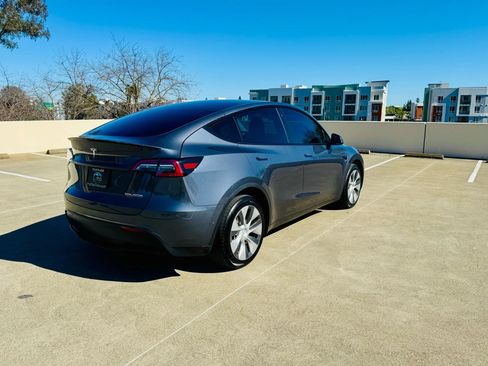 Used 2022 Tesla Model Y Long Range AWD/4WD image 9