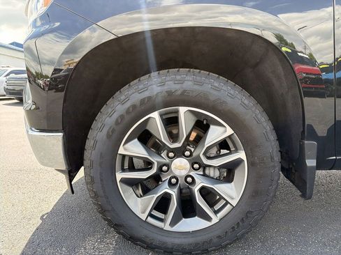 Used 2023 Chevrolet Silverado 1500 LT AWD/4WD image 16