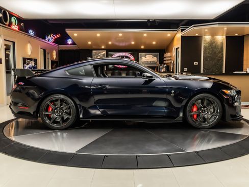 Used 2021 Ford Mustang Shelby GT500 w/ Carbon Fiber Track Pack RWD image 10