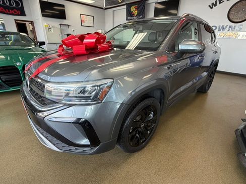 Used 2022 Volkswagen Taos SE w/ Panoramic Sunroof Package image 6