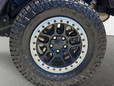 Used 2018 Jeep Wrangler Unlimited Sahara AWD/4WD image 35