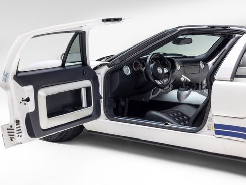 Used 2005 Ford GT RWD image 19