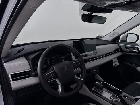 New 2026 Mitsubishi Outlander SE image 9