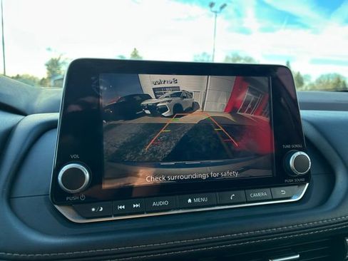 Used 2023 Nissan Rogue SV image 39