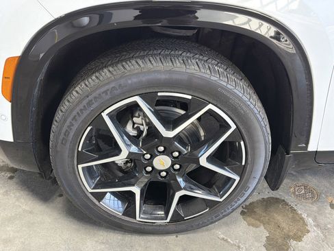 Used 2025 Chevrolet Traverse High Country image 9