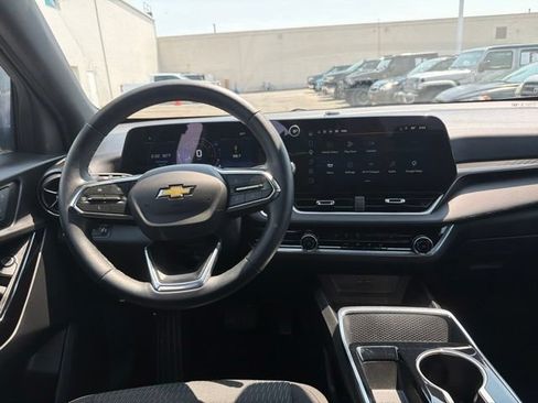 Used 2025 Chevrolet Equinox LT w/ Safety and Technology Package AWD/4WD image 17