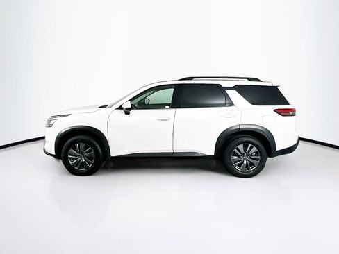 Used 2025 Nissan Pathfinder SV image 4