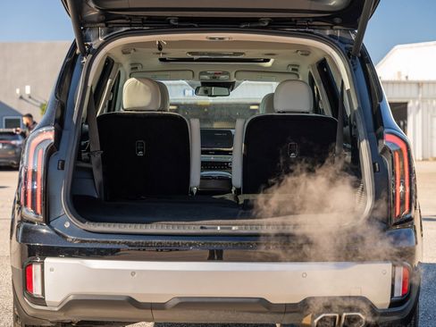 Used 2023 Kia Telluride EX w/ EX Captain's Chair Package image 18