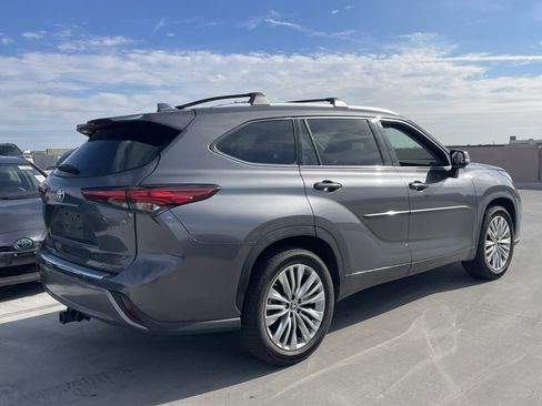 Used 2023 Toyota Highlander Platinum image 2