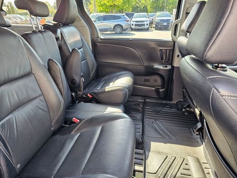 Used 2017 Toyota Sienna SE image 12