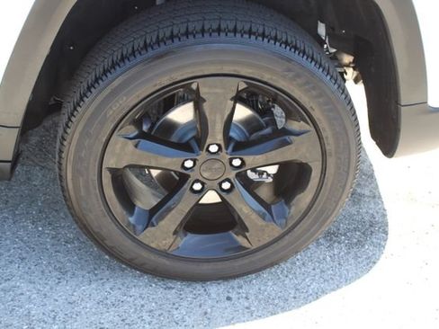 Used 2025 Jeep Grand Cherokee Altitude RWD image 10