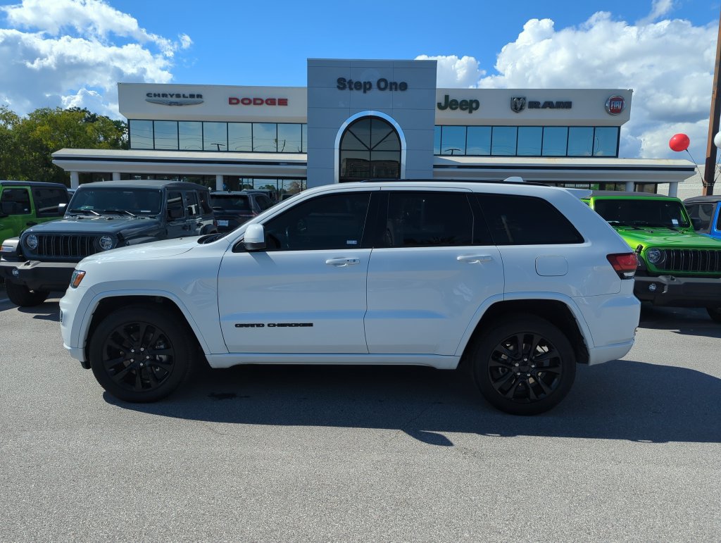 Used 2021 Jeep Grand Cherokee Laredo X AWD/4WD image 3
