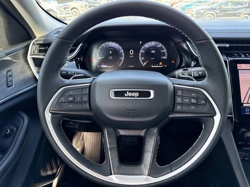 Used 2023 Jeep Grand Cherokee Limited w/ Luxury Tech Group II AWD/4WD image 14