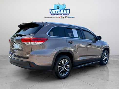 Used 2019 Toyota Highlander XLE FWD image 5