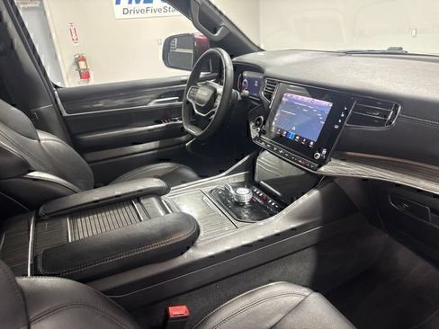 Used 2022 Jeep Wagoneer Series III AWD/4WD image 25