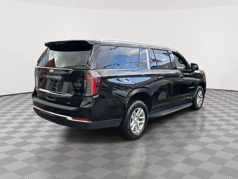 Used 2025 Chevrolet Suburban LT AWD/4WD image 2