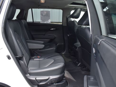 Used 2022 Toyota Highlander XLE AWD/4WD image 23