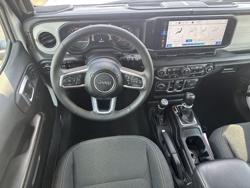 Used 2025 Jeep Wrangler Unlimited Sahara AWD/4WD image 7