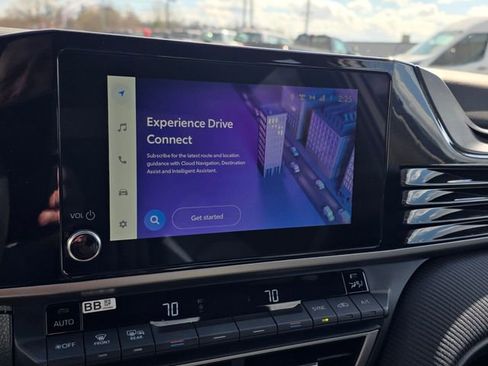 Used 2025 Toyota Camry SE image 5