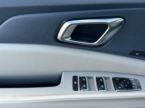 Used 2026 Kia Carnival EX image 11