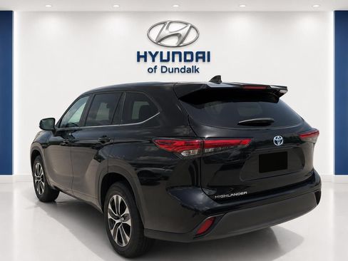 Used 2023 Toyota Highlander XLE FWD image 2