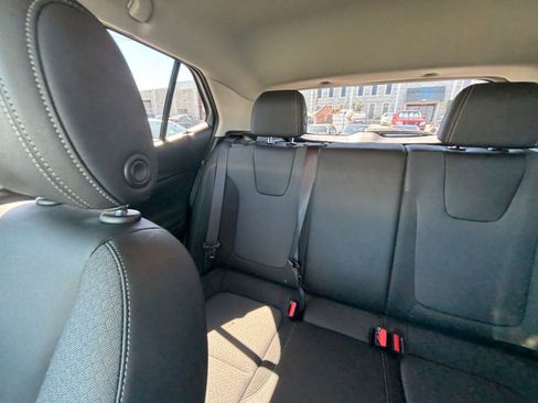 Used 2025 Buick Encore GX Preferred FWD image 38