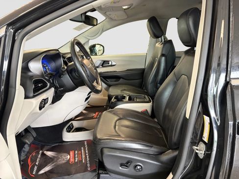 Used 2020 Chrysler Pacifica Touring-L FWD image 12