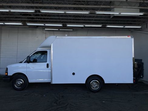 Used 2016 Chevrolet Express 3500 image 2