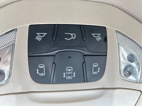 Used 2023 Chrysler Voyager LX FWD image 39