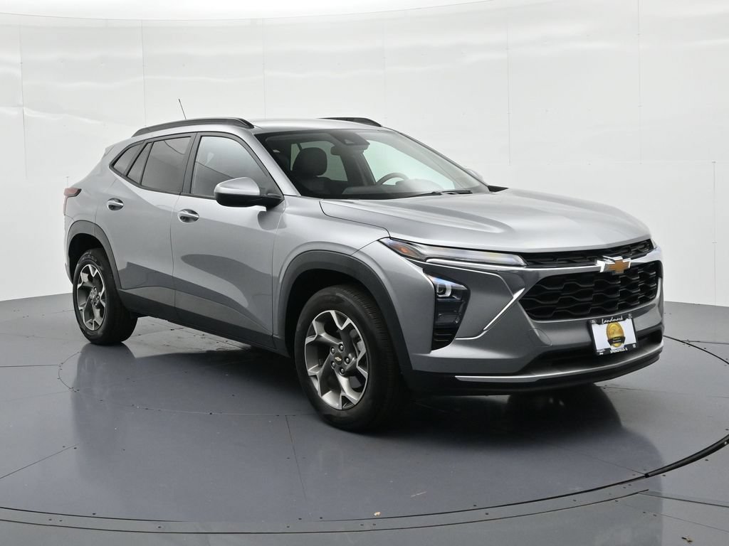 Used 2025 Chevrolet Trax LT FWD image 4